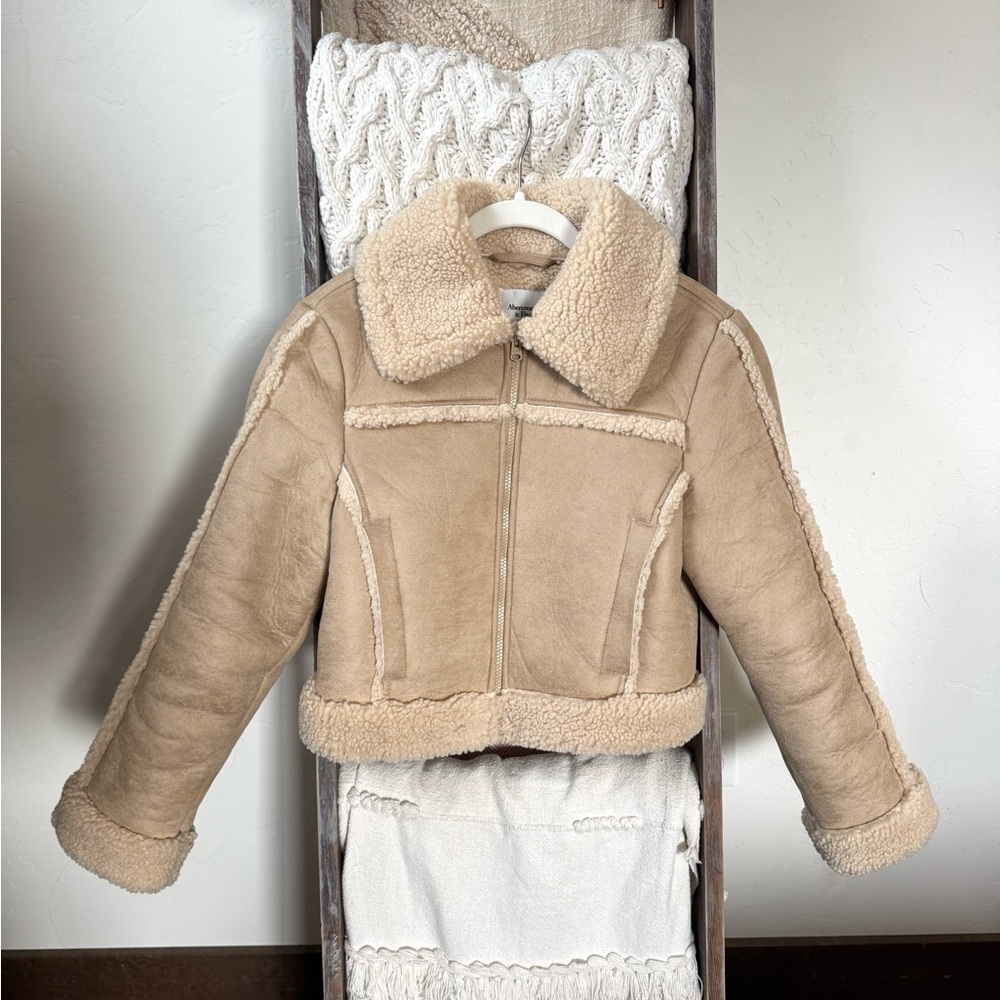 Abercrombie & Fitch Women’s Beige Sherpa Vegan Suede Cropped Jacket